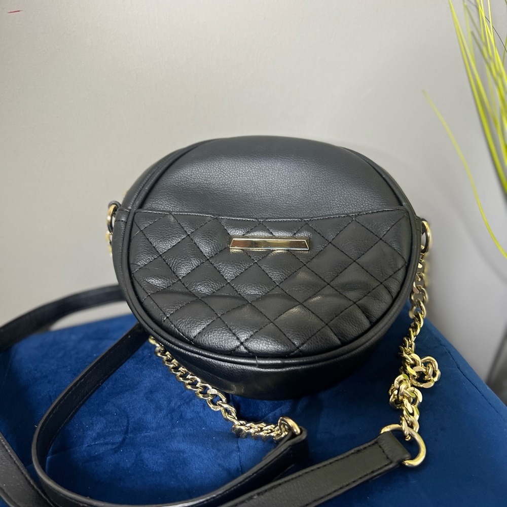 Grab you this classic black purse. Dress it up or play it safe.
